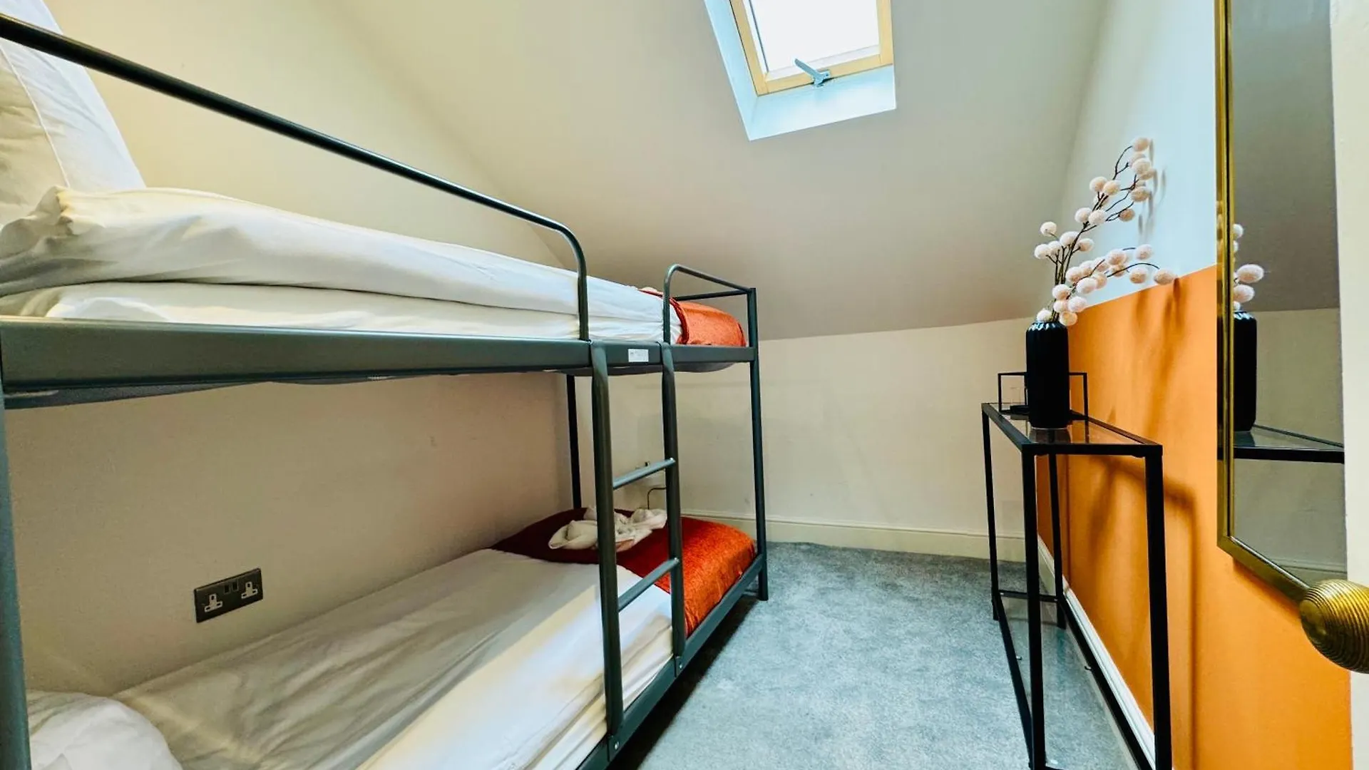 Free Parking I Amazing 2 Bedroom Flat Next To Brighton Beach I Sleep 8 Guests