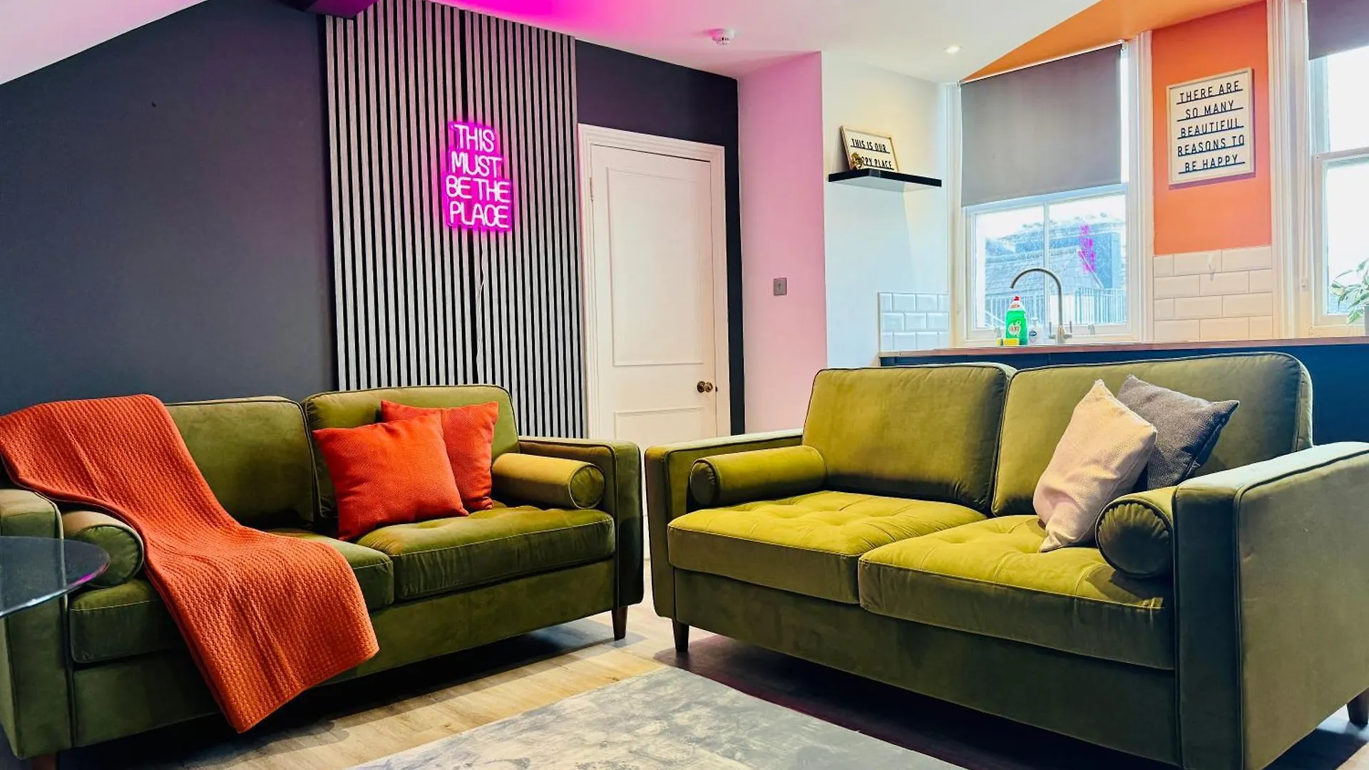 Free Parking I Amazing 2 Bedroom Flat Next To Brighton Beach I Sleep 8 Guests