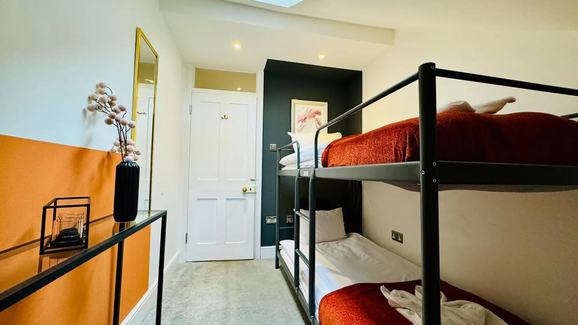 Free Parking I Amazing 2 Bedroom Flat Next To Brighton Beach I Sleep 8 Guests